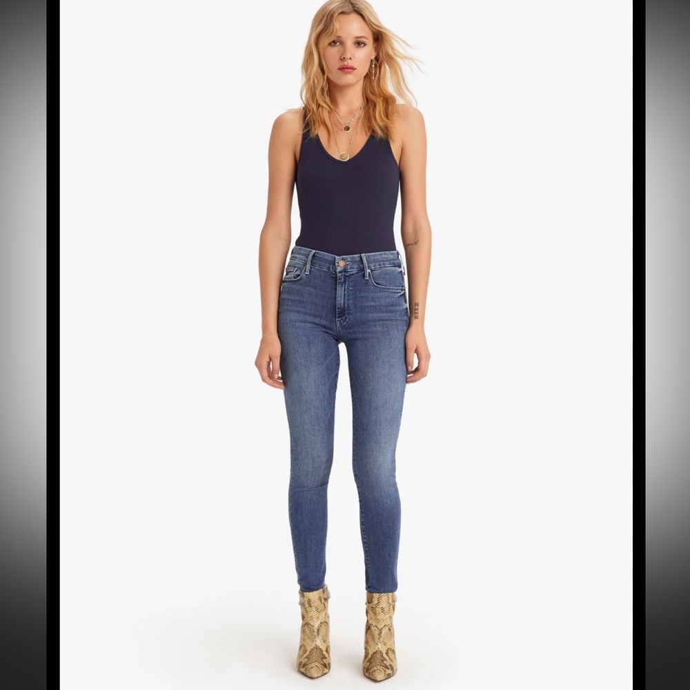 Mother the looker jeans in the color groovy. Size 28